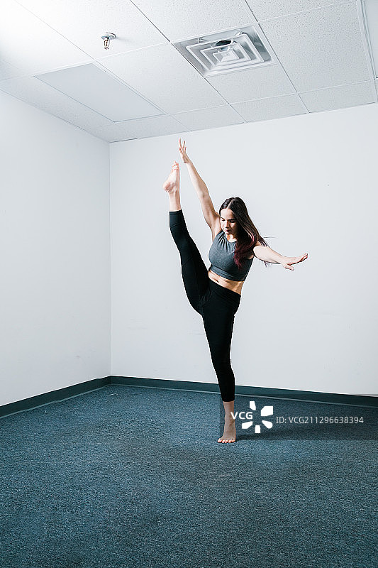 在美国阿灵顿高地工作室跳舞的年轻女子图片素材