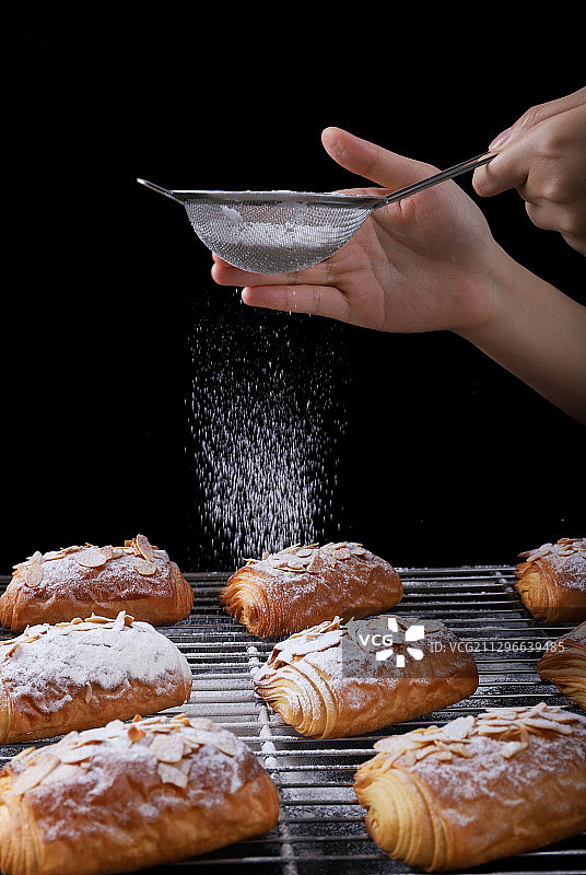 面包筛粉图片素材