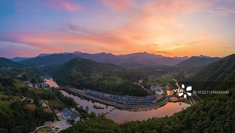 航拍洛阳栾川新南水岸铁路小镇图片素材