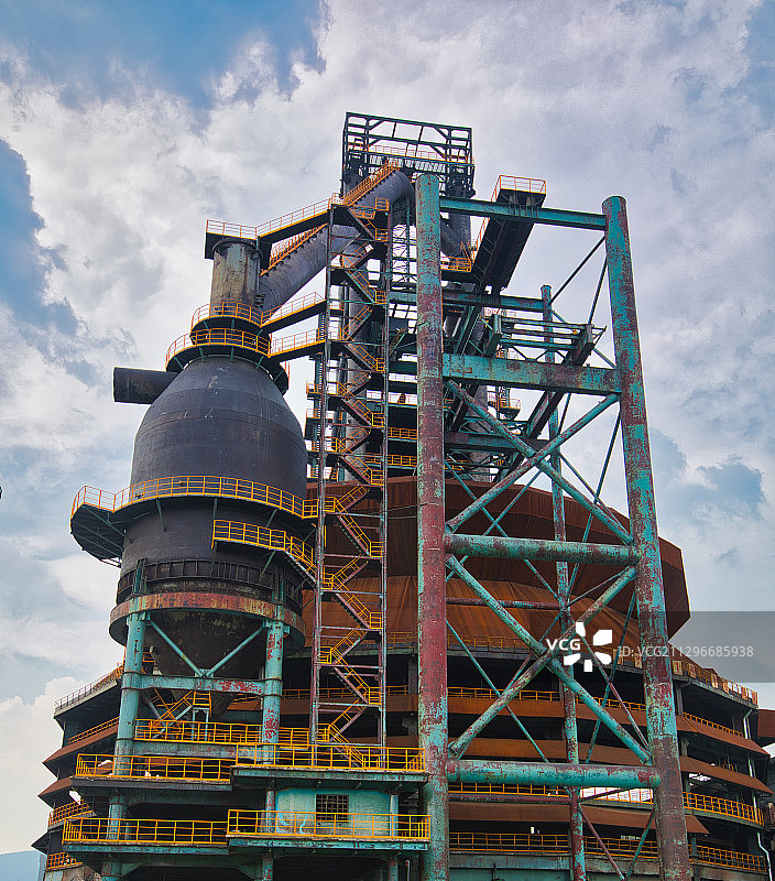 2020年蓝天白云下首钢园风光图片素材