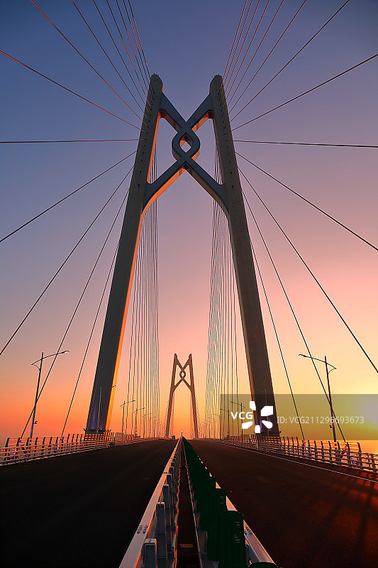 横跨珠江口海域港珠澳大桥日出景观图片素材