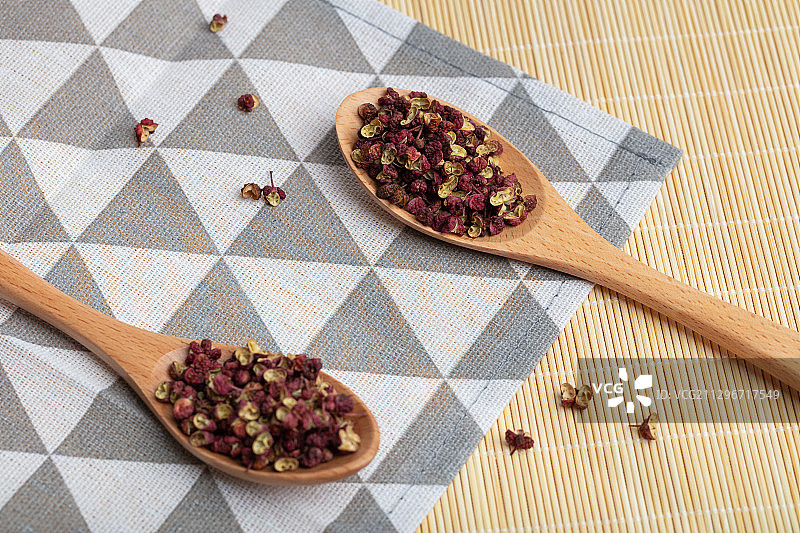 勺子里的大红袍花椒特写图片素材