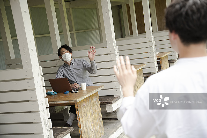 中年男人和青年男人在工作中打招呼图片素材