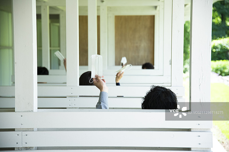 男人和女人抬起口罩图片素材