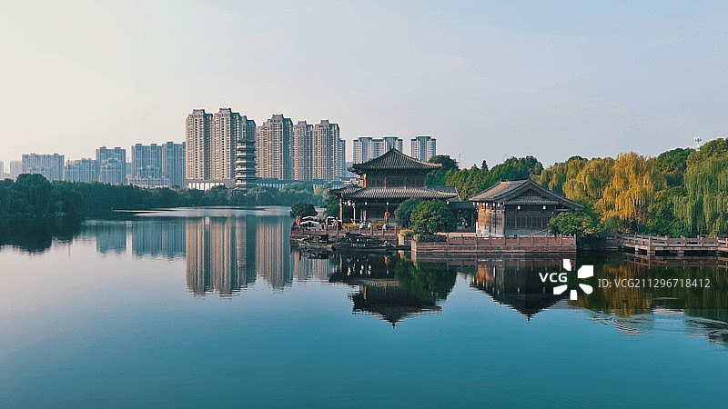 薄暮下的滨河公园图片素材