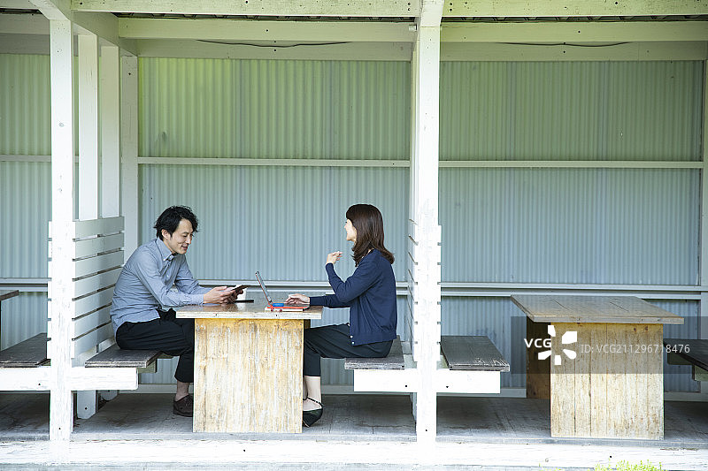 中年男女在户外办公室举行会议，作为新常态的办公方式图片素材