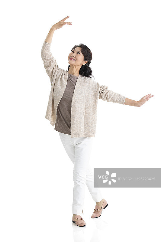 快乐的老年女士跳舞图片素材