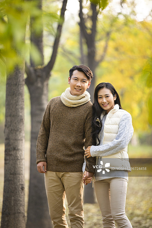 快乐的年轻情侣在树林里约会图片素材