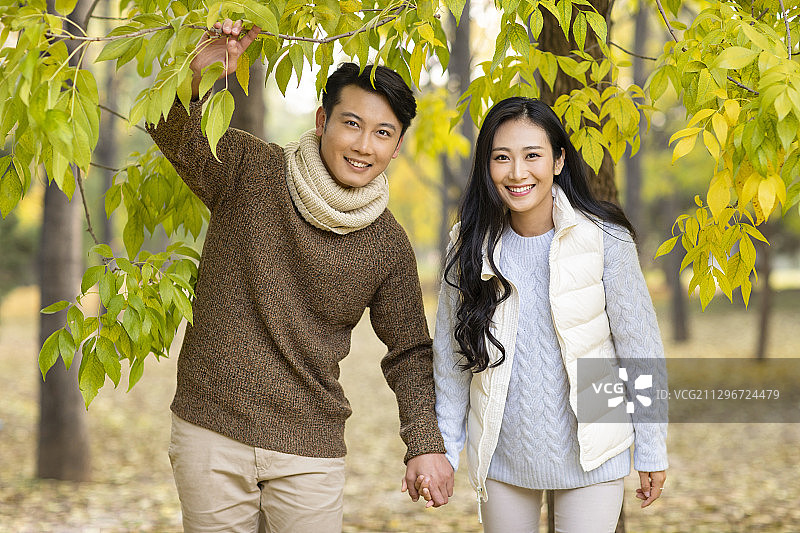 快乐的年轻情侣在树林里约会图片素材