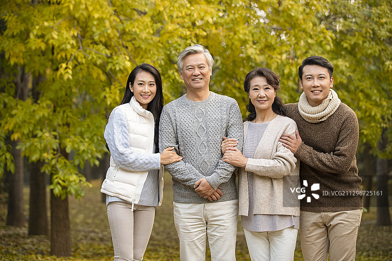 快乐的家庭在树林里共享美好时光图片素材