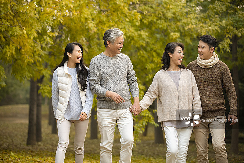 快乐的家庭在树林里散步图片素材