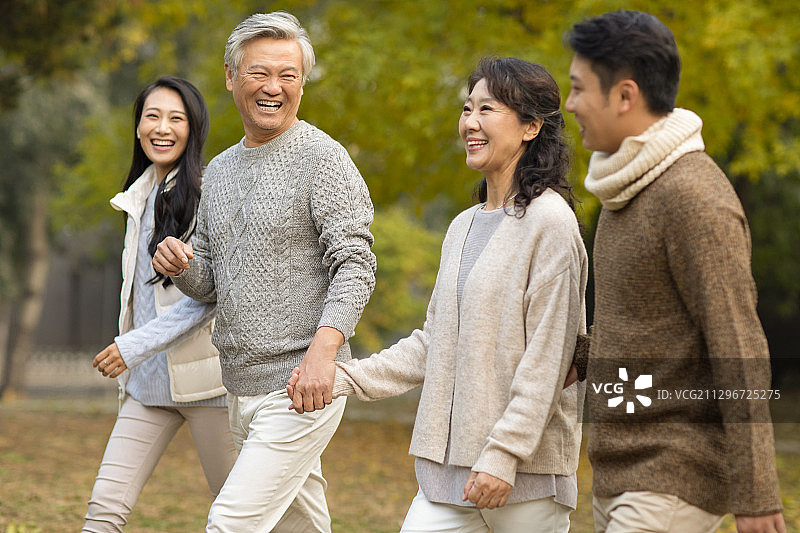 快乐的家庭在树林里散步图片素材