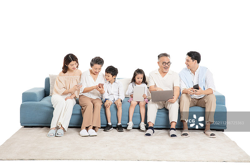 一家人坐在沙发上使用电子设备图片素材