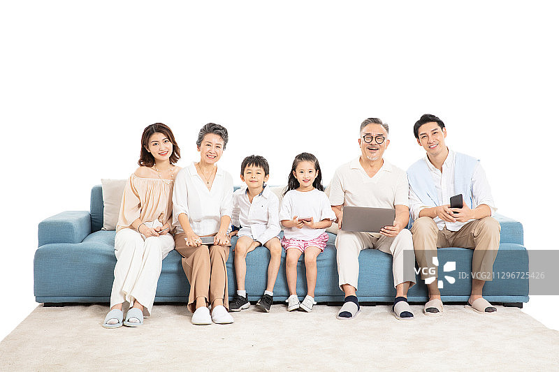 一家人坐在沙发上使用电子设备图片素材