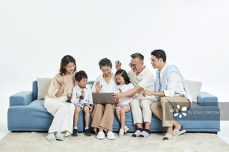 一家六口进行视频语音沟通图片素材