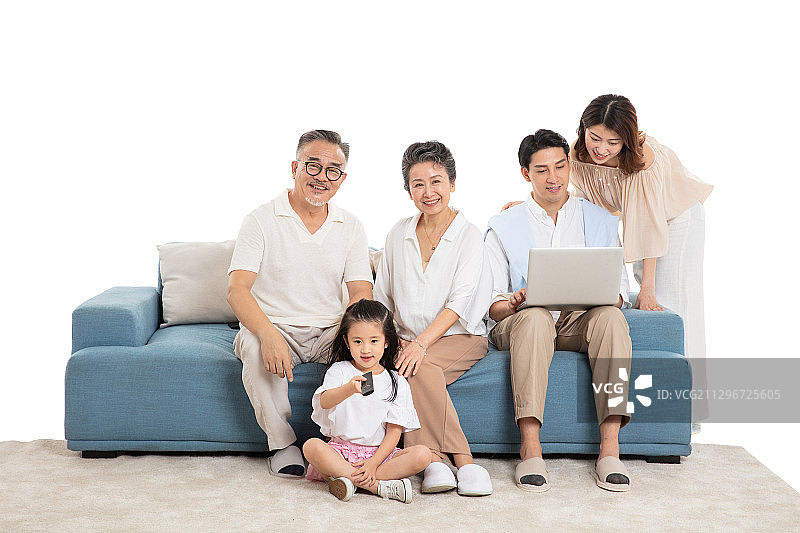 坐在客厅里的一家五口图片素材