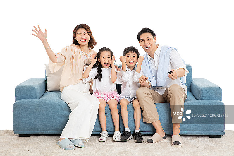 一家四口坐在客厅看电视图片素材
