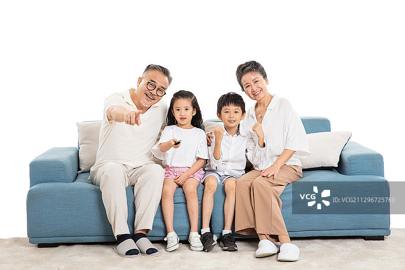 坐在沙发上的爷爷奶奶与孙子孙女图片素材