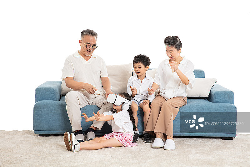 坐在沙发上的爷爷奶奶与孙子孙女图片素材