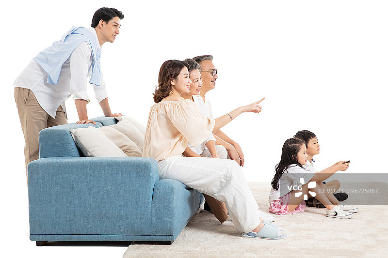 一家六口在客厅里看电视图片素材