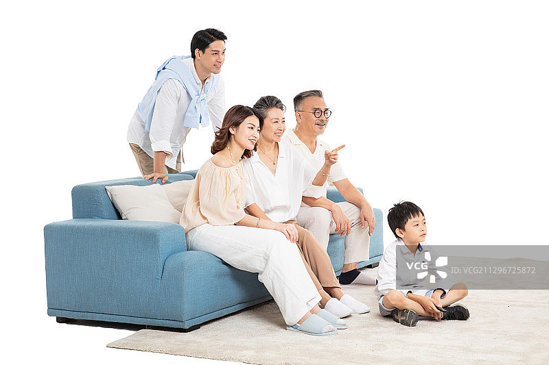 一家五口坐在客厅看电视图片素材