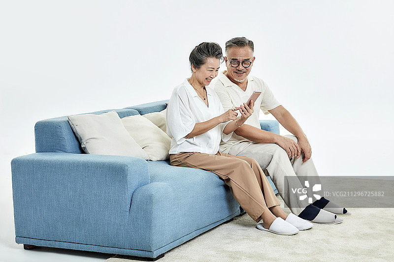 坐在客厅沙发上的两位老年人图片素材