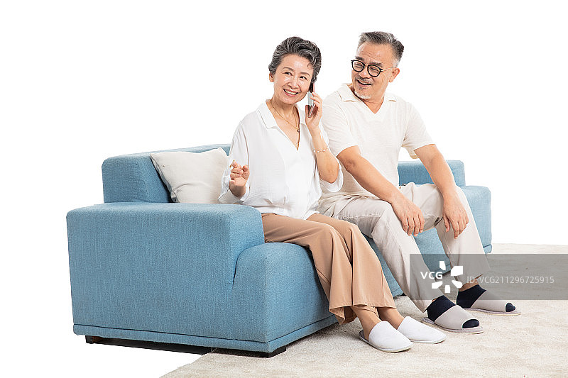 坐在客厅沙发上的两位老年人图片素材