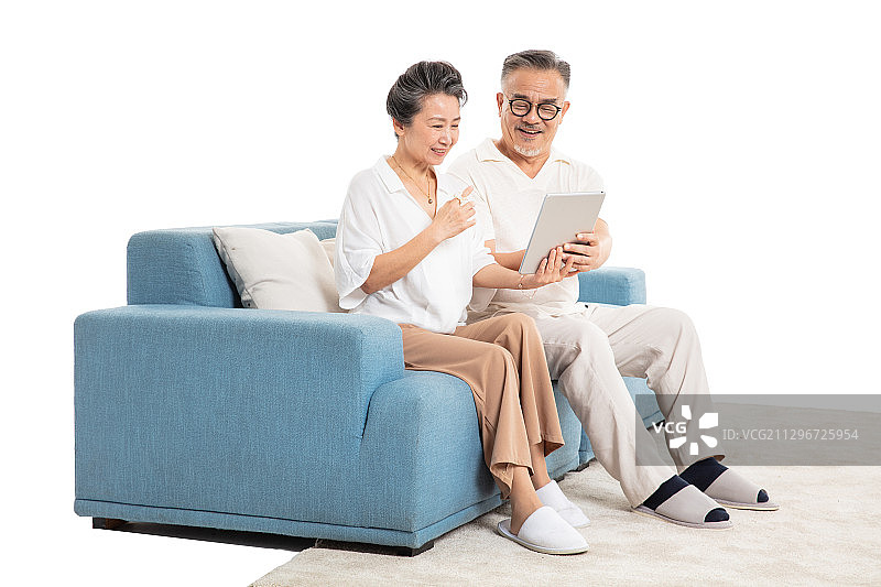 坐在客厅沙发上的两位老年人图片素材