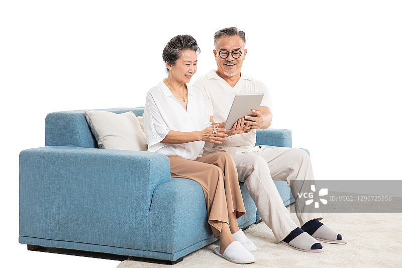 坐在客厅沙发上的两位老年人图片素材