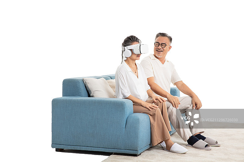 坐在客厅沙发上的两位老年人图片素材