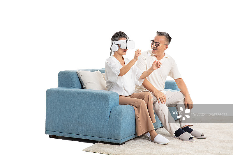 坐在客厅沙发上的两位老年人图片素材