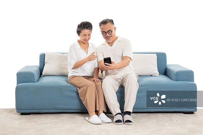坐在客厅沙发上的两位老年人图片素材