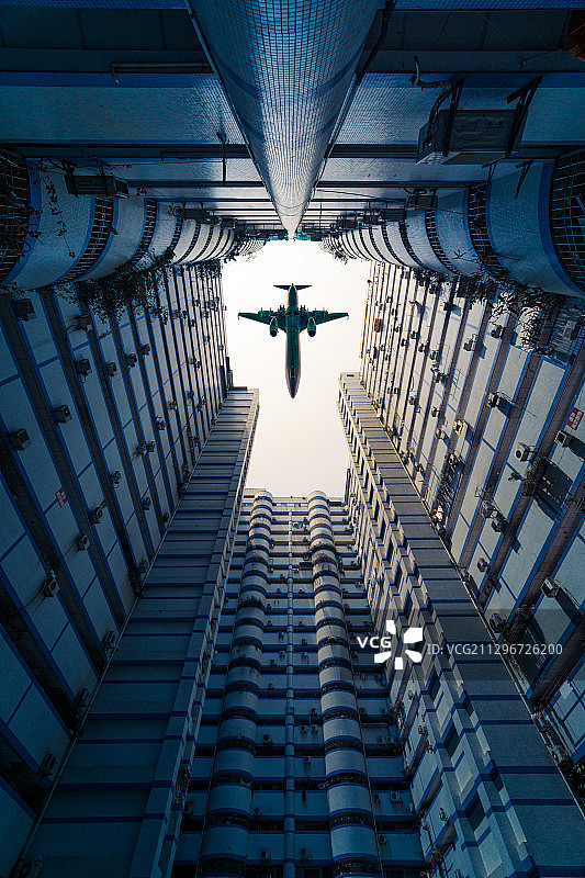 楼宇间的一架飞机图片素材