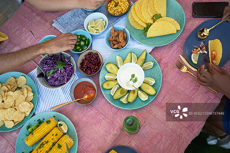 庭院桌上的墨西哥玉米卷和配料图片素材