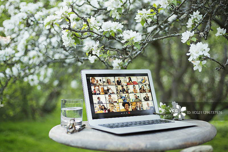花园场景中的视频聊天图片素材