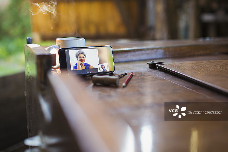 同事们在智能手机屏幕上进行视频聊天图片素材