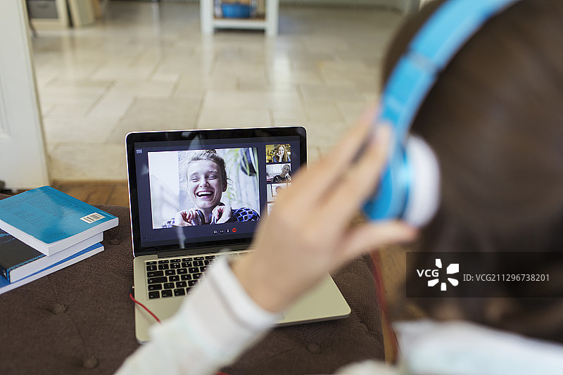 朋友们用笔记本电脑进行视频聊天图片素材