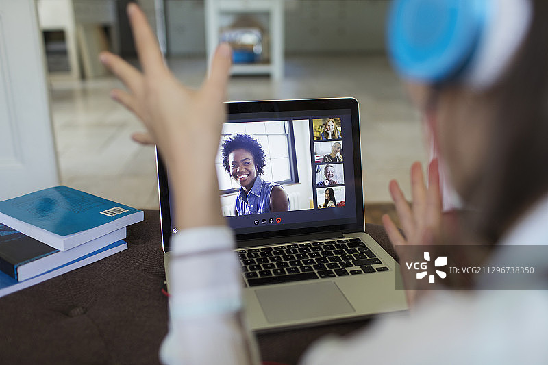 女人用笔记本电脑与朋友视频聊天图片素材