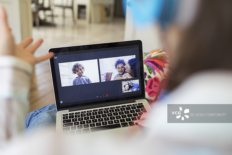 女人在笔记本电脑屏幕上与家人视频聊天图片素材