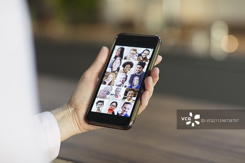 朋友在智能手机上进行视频会议图片素材