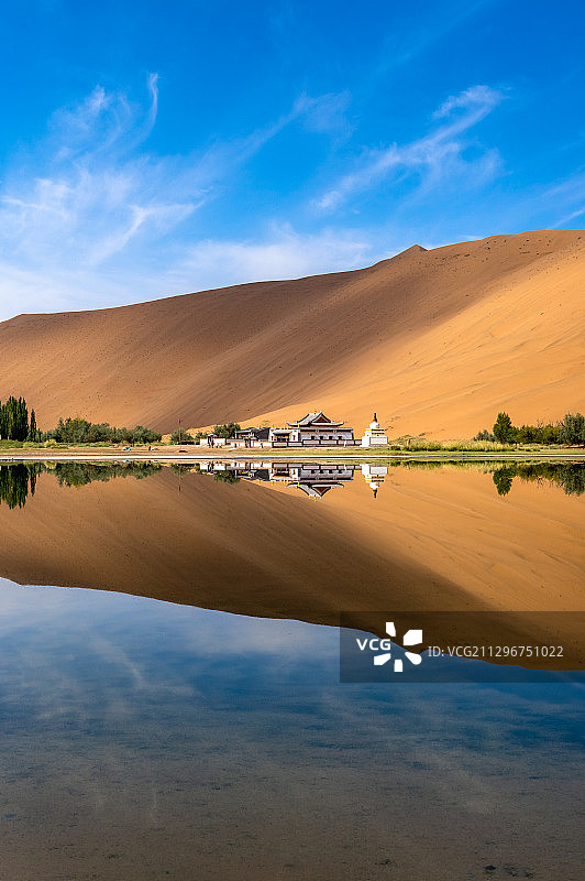 内蒙古阿拉善巴丹吉林沙漠庙海子与巴丹吉林庙图片素材
