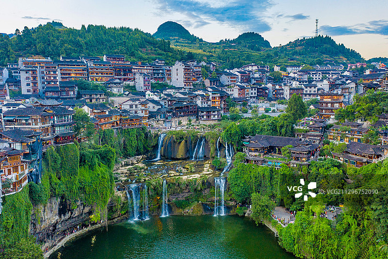 挂在瀑布上的古镇-湘西芙蓉镇风光图片素材