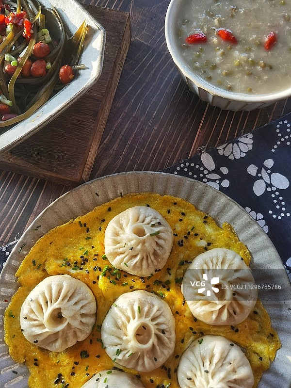 早餐生煎包窝蛋/牛奶/黄桃图片素材