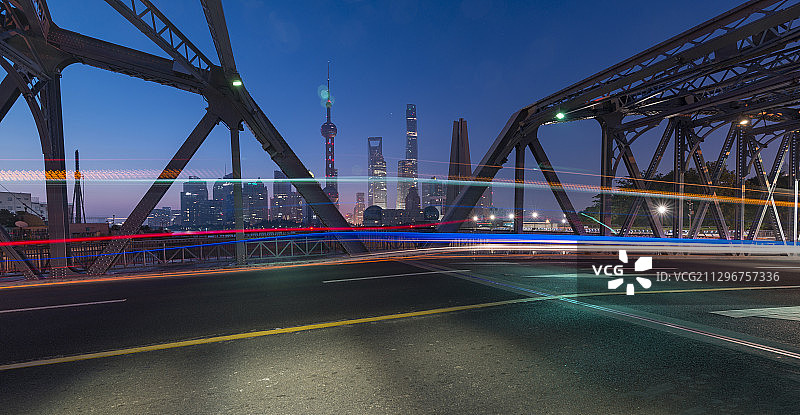 外白渡桥陆家嘴清晨路面桥面车轨图片素材