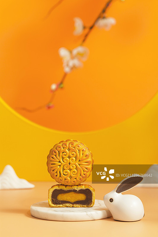 黄色圆形窗格下的中秋节月饼和玉兔图片素材