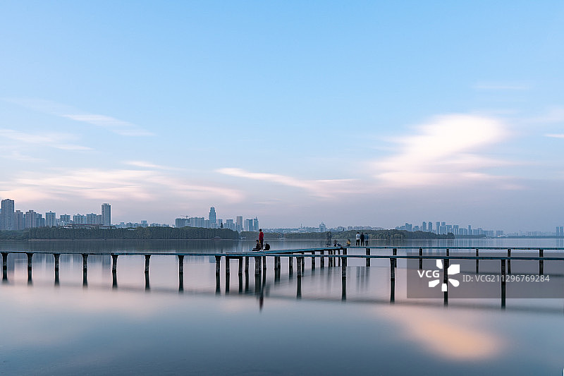 蓝天白云下的武汉东湖凌波门泳池图片素材