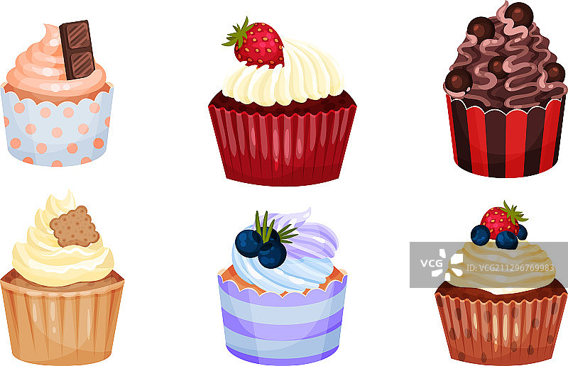 诱人的纸杯蛋糕，配有鲜奶油和浆果图片素材