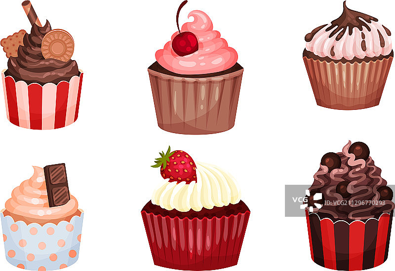 诱人的纸杯蛋糕，配有鲜奶油和浆果图片素材