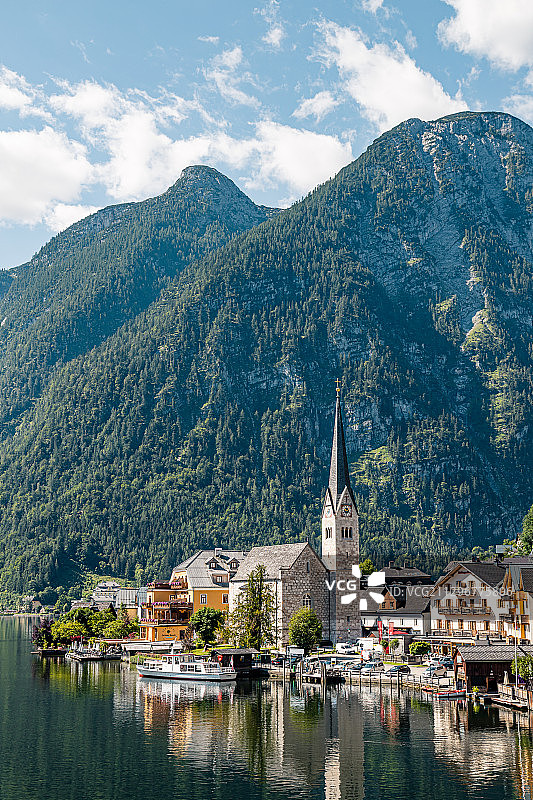 奥地利上奥地利州哈尔施塔特镇及其房屋和教堂的景色图片素材