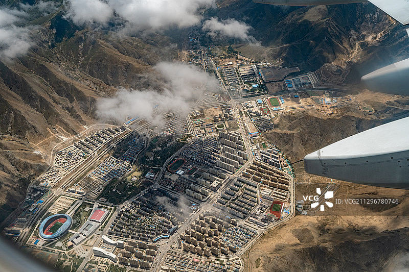 飞机上看到的西藏小镇图片素材